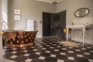un ampio bagno con vasca e lavandino di The Manor House at Boconnion a Bodmin Altre 36 foto