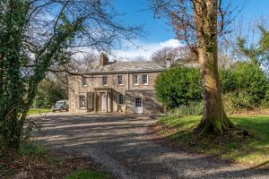 Gallery image of Secluded Manor House with pool and tennis court in Bodmin