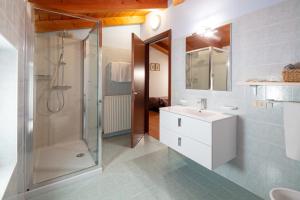 un bagno con doccia e lavandino di Agriturismo I Comelli a Nimis Altre 37 foto