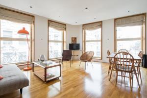 TV a/nebo společenská místnost v ubytování Soulful Central London Apartment