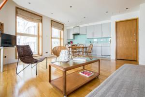 Kuchyň nebo kuchyňský kout v ubytování Soulful Central London Apartment
