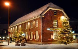 ein Gebäude mit einem Weihnachtsbaum davor in der Unterkunft Hotel Restaurant Doppeladler in Rees
