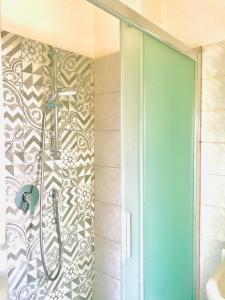 ミラノにあるレジデンス ジュスティ 6の浴室のガラス扉付きシャワー