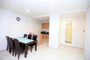 Η κουζίνα ή μικρή κουζίνα στο Merdeka Suites Hotel