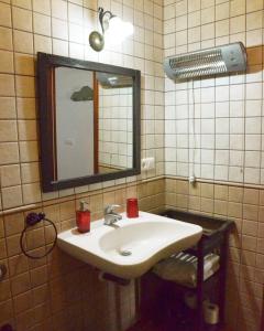 y baño con lavabo y espejo. en Casa Rural Aya II, en Linares de la Sierra