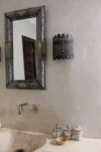 Riad El Ouarda في مراكش: حمام مع مرآة ومغسلة