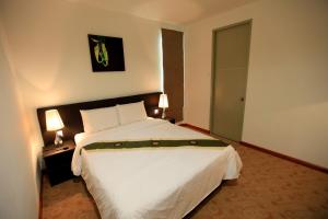 Ένα ή περισσότερα κρεβάτια σε δωμάτιο στο Merdeka Suites Hotel