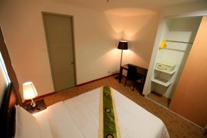 Ένα ή περισσότερα κρεβάτια σε δωμάτιο στο Merdeka Suites Hotel