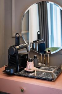 espejo en la parte superior de un mostrador con cafetera en Reina 107 Beach Boutique, en Valencia 40 fotos más