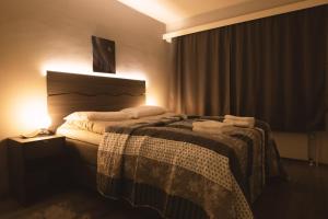ein Schlafzimmer mit einem Bett mit einer Lampe in der Unterkunft Apartment Rovakatu D28 in Rovaniemi