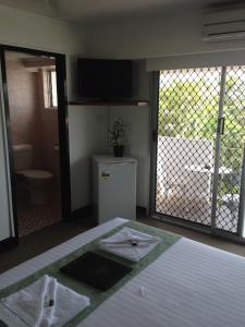 a bathroom with a sink, toilet and a window at Paravista Motel in Darwin