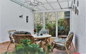 eine Terrasse mit einem Tisch, Stühlen und einem Fenster in der Unterkunft Ferienhaus MagnoliAhr in Bad Neuenahr-Ahrweiler