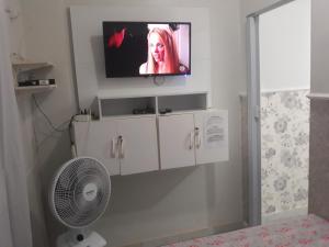baño con ventilador y TV en la pared en Copacabana Flat, en Río de Janeiro