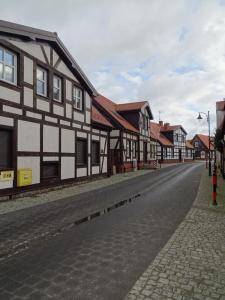 an empty street in a town with buildings at Apartamenty w Ustce in Ustka
