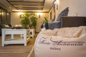 - un salon avec un lit et une table dans l'établissement Maria-Antoaneta Residence, à Bansko