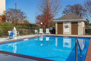 Piscina de la sau aproape de Comfort Inn Smithfield near I-95