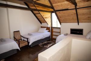 Habitación con 2 camas y bañera. en Boschfontein Mountain Lodge, en Ficksburg