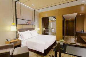 Tempat tidur dalam kamar di Crowne Plaza Tianjin Meijiangnan, an IHG Hotel