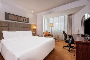 Säng eller sängar i ett rum på Holiday Inn Temple Of Heaven Beijing, an IHG Hotel