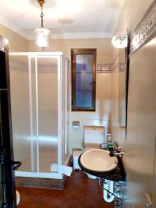Un baño con ducha, lavabo e inodoro. en Spacious house with mountain view in Ivanrey, en Ciudad Rodrigo