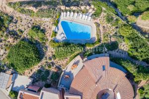 an overhead view of a swimming pool on a house at Le Sfumature di Melograno in Costa Paradiso