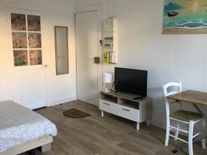 Una televisión o centro de entretenimiento en Le Clos Beaufleury