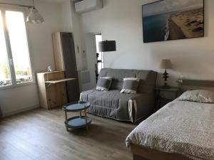 Una cama o camas en una habitación de Le Clos Beaufleury