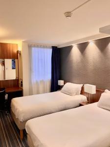Cette chambre comprend 2 lits et une fenêtre. dans l'établissement Holiday Inn Express Lille Centre, an IHG Hotel, à Lille