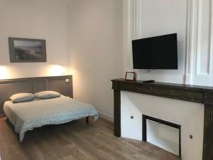 Una televisión o centro de entretenimiento en Le Clos Beaufleury