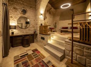 Habitación con escaleras, lavabo y espejo en Luvi Cave Hotel en Goreme