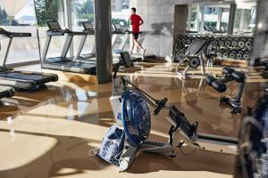 Fitness centrum a/nebo fitness zařízení v ubytování TUI BLUE Grand Azur