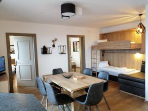 Łóżko lub łóżka w pokoju w obiekcie Alm Appartements ZellamSee