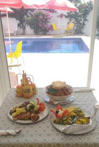 una mesa con platos de comida encima en NN Residence Tabarka en Tabarka