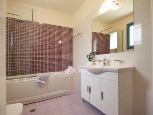 A bathroom at Villa Penelope Spartia Kefalonia
