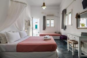 una camera con letto, scrivania e finestre di Giorgantis House & Studio a Triovasálos