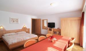 TV a/nebo společenská místnost v ubytování Hotel Eden No. 7