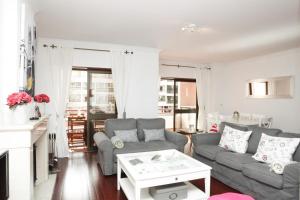 Posezení v ubytování Cascais Guia’s Gorgeous & Spacious Apartment