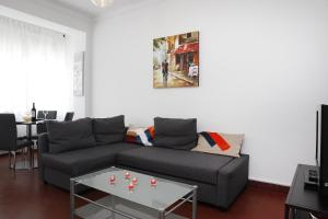 a living room with a couch and a table at Comfortable and Central Apartment Cascais in Cascais
