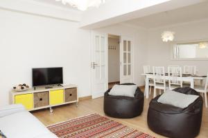 Televisyen dan/atau pusat hiburan di Family central apartment in São Pedro do Estoril