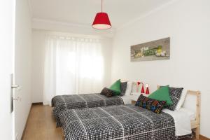 מיטה או מיטות בחדר ב-Family central apartment in São Pedro do Estoril