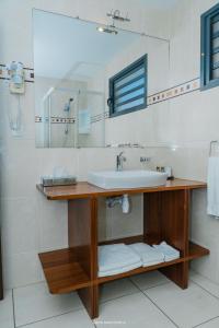 a bathroom with a sink and a mirror at Eclipse Belle Etoile Appart'hôtel in Cayenne