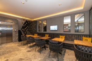 een eetkamer met houten tafels en stoelen bij Peri Hotel Taksim in Istanbul