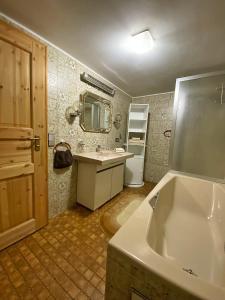 ein Bad mit einem Waschbecken und einem Spiegel in der Unterkunft City Apartment in Oberammergau