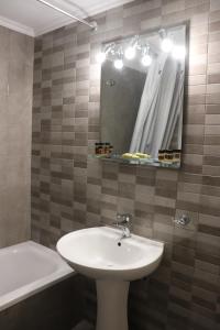 Koupelna v ubytování Hara Hotel