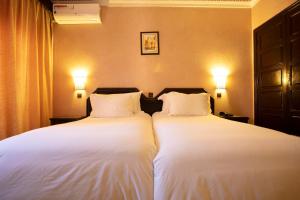 Postel nebo postele na pokoji v ubytování Diwane Hotel & Spa Marrakech