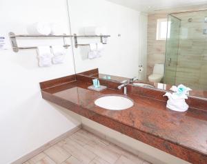 Bathroom sa Royal Decameron Cornwall Beach - All Inclusive