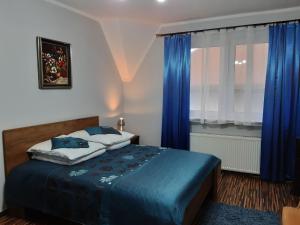 Cama o camas de una habitación en Fantazja - Restauracja i Noclegi
