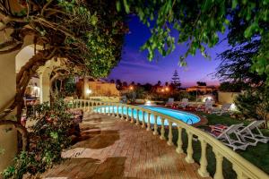 una piscina en un patio con una valla en Villa Bantayan by Algarve Vacation, en Albufeira