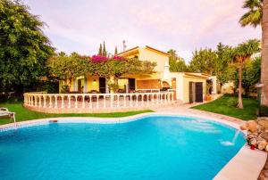 una piscina frente a una casa en Villa Bantayan by Algarve Vacation, en Albufeira