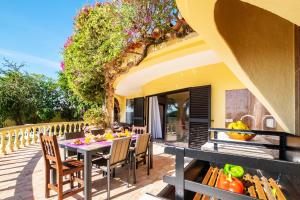 En restaurang eller annat matställe på Villa Bantayan by Algarve Vacation